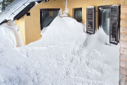 Schnee vor Fassade